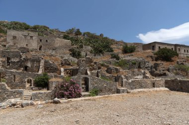 Spinalonga adası, Girit, Yunanistan. Haziran 2019. Girit'in Mirabello Körfezi'nde yer alan eski Cüzzamlı Kolonisi Spinalonga'nın terk edilmiş binaları