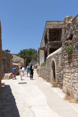 Spinalonga adası, Girit, Yunanistan. Haziran 2019. Mirabello Körfezi'nde yer alan eski Cüzzam Kolonisi, Spinalonga, terk edilmiş binaları ziyaret Turistler, Girit
