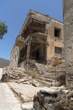 Spinalonga adası, Girit, Yunanistan. Haziran 2019. Girit'in Mirabello Körfezi'nde yer alan eski Cüzzamlı Kolonisi Spinalonga'nın terk edilmiş binaları