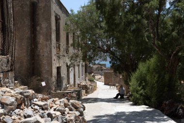 Spinalonga adası, Girit, Yunanistan. Haziran 2019. Girit'in Mirabello Körfezi'nde yer alan eski Cüzzamlı Kolonisi Spinalonga'nın terk edilmiş binaları