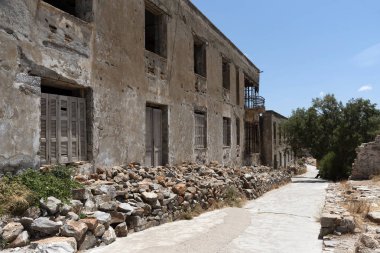 Spinalonga adası, Girit, Yunanistan. Haziran 2019. Girit'in Mirabello Körfezi'nde yer alan eski Cüzzamlı Kolonisi Spinalonga'nın terk edilmiş binaları
