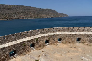 Spinalonga adası, Girit, Yunanistan. Haziran 2019. Mirabello Körfezi,Girit'te yer alan eski Cüzzam Kolonisi Spinalonga'daki surlar ve Venedik siperleri