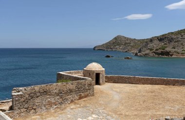 Spinalonga adası, Girit, Yunanistan. Haziran 2019. Mirabello Körfezi,Girit'te yer alan eski Cüzzam Kolonisi Spinalonga'daki surlar ve Venedik siperleri