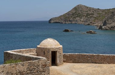 Spinalonga adası, Girit, Yunanistan. Haziran 2019. Mirabello Körfezi,Girit'te yer alan eski Cüzzam Kolonisi Spinalonga'daki surlar ve Venedik siperleri