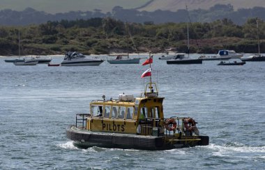 Poole Limanı, Dorset, İngiltere, İngiltere. Eylül 2019. Bir pilot tekne, liman ustası, Poole Harbour, Dorset, İngiltere üzerinde devam ediyor