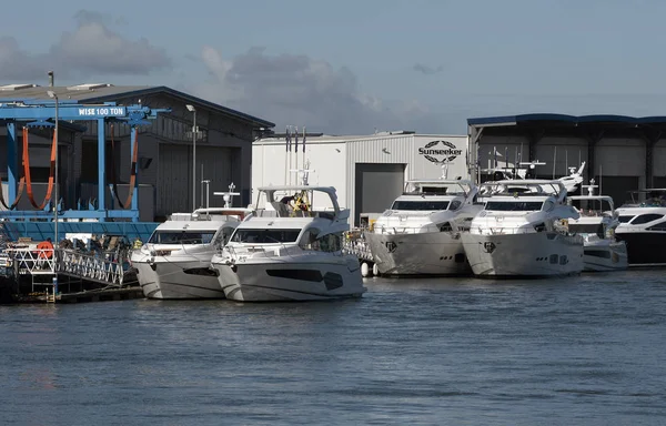 Poole Dorset England September 2019 Sunseeker Yachts Alongside Sunseeker Factory — Stock Photo, Image