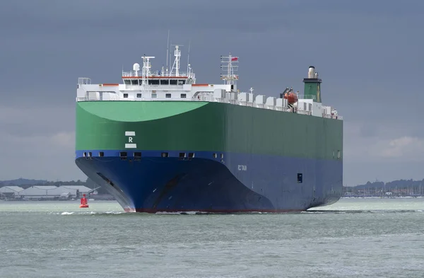 南安普敦水 英格兰 2019 Rcc天津一艘涂有蓝色 绿色和白色的运货船正在英国南安普敦水域进行 — 图库照片