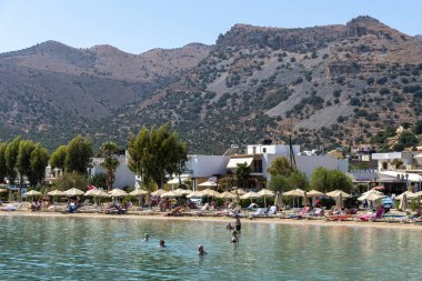 Elounda, Kuzey Girit, Yunanistan. Ekim 2019. Eloundada 'da bir kumsal..