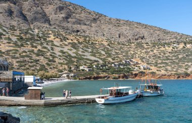 Plaka, Girit, Yunanistan. Ekim 2019. Yolcular Girit, Plaka 'dan Spinalonga Adası' na giden feribota binmek için bekliyorlar.,