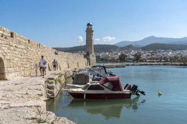 Rethymno, Girit, Yunanistan. Ekim 2019. Girit, Rethymno 'daki tarihi Venedik Limanı' ndaki antik deniz feneri..