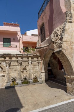 Rethymno, Girit, Yunanistan. Ekim 2019. Girit 'in Rethymno kentindeki antik Rimondi Çeşmesi.