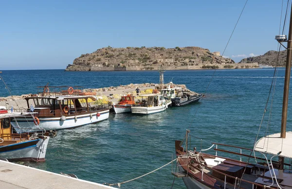 Isla Spinalonga Norte Creta Grecia Octubre 2019 Ferryboats Plaka Con — Foto de Stock