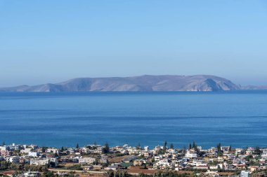 Gouves, Heraklion, Girit, Yunanistan. Ekim 2019. Gouves kasabasının sahildeki ve Girit Denizi 'ndeki Dia Adası' na doğru bir genel bakış..