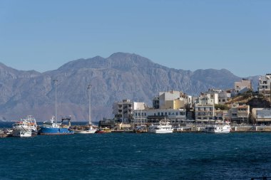 Agios Nikolaos, Girit, Yunanistan. Ekim 2019. Mirabello Körfezi 'ndeki bu çekici kasabanın rıhtımı. Ziyaretçi tatilciler arasında popülerdir..