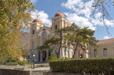 Neopolis, Kuzey Girit, Yunanistan. Ekim 2019. Eski Ulusal yolda Neopolis 'e giderken Girit' in tarihi bir kasabası Bakire Meryem Kilisesi 'dir. Neopolis, Agios Nikolaos 'a yakındır.
