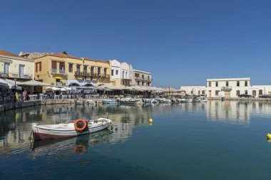 Rethymno, Girit, Yunanistan. Eylül 2019. Tarihi Venedik limanında küçük balıkçı tekneleri Rethymno, Girit 'te popüler bir turizm merkezi..