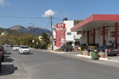 Neopolis, Kuzey Girit, Yunanistan. Ekim 2019. Eski Ulusal Yoldaki Peterol İstasyonu Neopolis 'e doğru ilerliyor Girit' in tarihi bir kasabası..