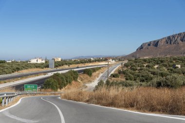 Heraklion, Girit, Yunanistan. Ekim 2019. Heraklion ve Malia arasında A90, E75 çift geçitli karayolu paraşütü açık, Agios Nikolaos 'a doğru ilerliyor..