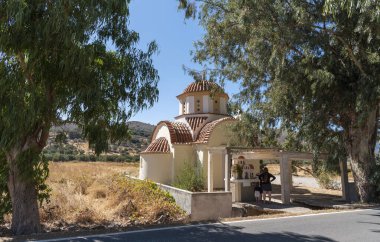 Kastelli, Girit, Yunanistan. Ekim 2019. Agios Nektarios Kilisesi doğu Girit 'teki Kastelli' de sarmaşıklarla çevrilidir.