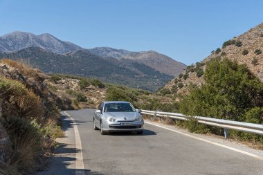Elounda, Girit, Yunanistan. Ekim 2019. Elounda, Girit 'in tepesindeki dağlarda uzanan eski ulusal yol..