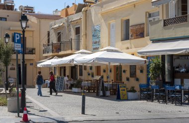 Rethymno, Girit, Yunanistan. Ekim 2019. Rethymno 'nun tarihi bölgesinde bir restoran, bir kafe..