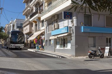 Agios Nikolaos, doğu Girit, Yunanistan. Ekim 2019. Agios Nikolaos şehir merkezinde dar bir sokakta bir tur otobüsü..