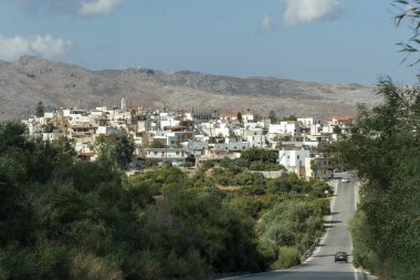 Lithines, Girit, Yunanistan. Eylül 2019. Güneyden bakıldığında Girit 'in güneyindeki kuzeydeki Sitia ve Makrigiales kasabaları arasındaki Lithines antik dağ köyü.