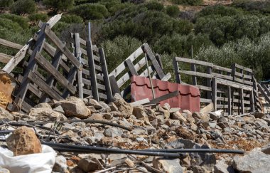 Vrouchas, doğu Girit, Yunanistan. Eylül 2019. Eski ahşap paletler ve molozlardan inşa edilmiş bazı tarım arazilerinin etrafında bir çit.