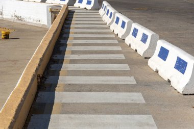 Agios Nikolaus, Girit, Yunanistan. Ekim 2019. Girit 'teki Agios Nikolaus limanına gelen yolcular için çizgili bir patika boyunca liman girişi.