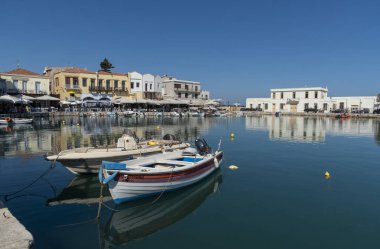 Rethymno, Girit, Yunanistan. Eylül 2019. Tarihi Venedik limanında küçük balıkçı tekneleri Rethymno, Girit 'te popüler bir turizm merkezi..