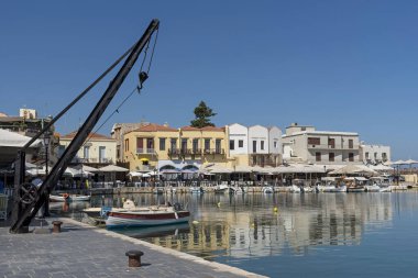 Rethymno, Girit, Yunanistan. Eylül 2019. Tarihi Venedik limanında küçük balıkçı tekneleri Rethymno, Girit 'te popüler bir turizm merkezi..