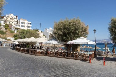 Agios Nikolaos, doğu Girit, Yunanistan. Ekim 2019. Küçük Kitroplatia Plajı, Agios Nikolaos şehir merkezine yakın..