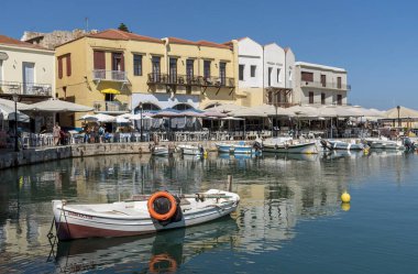 Rethymno, Girit, Yunanistan. Eylül 2019. Tarihi Venedik limanında küçük balıkçı tekneleri Rethymno, Girit 'te popüler bir turizm merkezi..