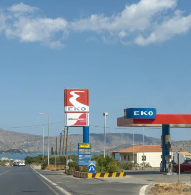 Elounda, Girit, Yunanistan. Ekim 2019. Yol kenarındaki Peterol İstasyonu Girit 'te bir sahil beldesi olan Elounda' ya gidiyor.