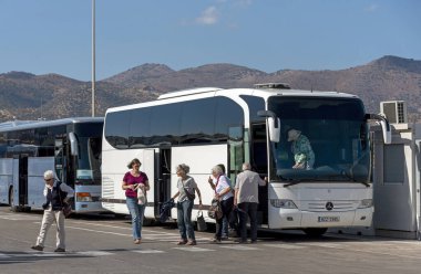 Agios Nikolaus, Girit, Yunanistan. Ekim 2019. Agios Nikolaos Limanı, otobüs ve otobüslerin park yeri. Bu kalabalık kasabayı ziyaret eden otobüsler için.