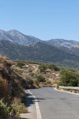 Elounda, Girit, Yunanistan. Ekim 2019. Elounda, Girit 'in tepesindeki dağlarda uzanan eski ulusal yol..