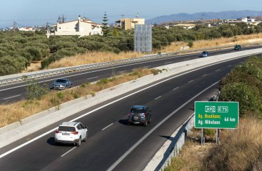 Heraklion, Girit, Yunanistan. Ekim 2019. Heraklion ve Malia arasında Agios Nikolaos 'a doğru giden yeni açılan Ulusal Yol, A90, E75 çift at arabası bölümü..