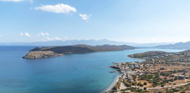 Spinalonga Adası, Girit, Yunanistan. Ekim 2019. Girit, Plaka açıklarındaki Mirabella Denizi 'ndeki eski cüzzamlı kolonisi Spinalonga' nın bir özeti..