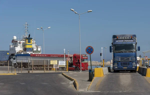 Rethymno Crete Greece September 2019 Trucks Entering Exiting Port Rethymno — Stock Photo, Image