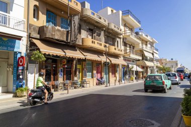 Malia, Girit, Yunanistan. Ekim 2019. Girit, Malia 'daki ana caddenin manzarası.