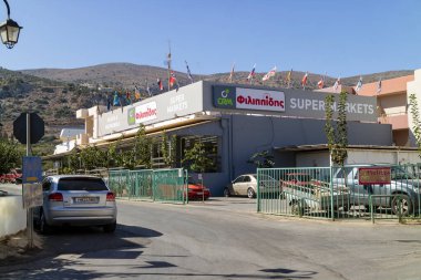 Malia, Girit, Yunanistan. Ekim 2019. Bir süpermarket binasının dış görünüşü