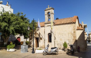 Malia, Girit, Yunanistan. Ekim 2019. Girit 'in eski Malia kasabasındaki Agios Dimitrios Kilisesi.