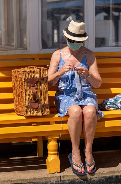 Southsea Portsmouth England 2020 Woman Sitting Bench Seaside Knitting Woollen — Stock Photo, Image