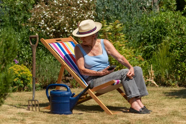 Hampshire England 2020 Woman Taking Break Gardening Sitting Deckchair Hot — Stock Photo, Image
