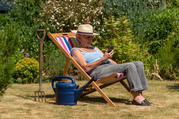 Hampshire Inglaterra Reino Unido 2020 Mulher Fazendo Uma Pausa Jardinagem — Fotografia de Stock