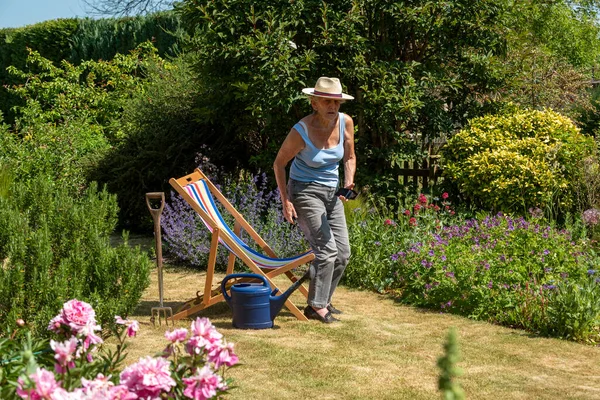 Hampshire Inglaterra Reino Unido 2020 Mujer Tomando Descanso Jardinería Sentada — Foto de Stock
