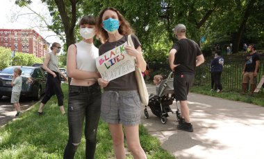 Harlem, New York, ABD. 07 Haziran 2020. Harlem Ailelerine Protesto Yürüyüşü Siyahi Yaşamlar Önemli Yürüyüşü Harlem 'de.