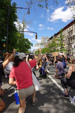 Harlem, New York, ABD. 07 Haziran 2020. Harlem Aile Protestocuları Siyahi Hayatlar Önemi Yürüyüşü Morningside Caddesi, Harlem NYC 'de diz çöktüler..