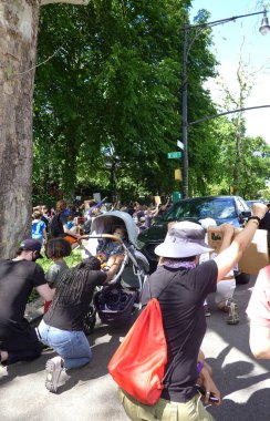 Harlem, New York, ABD. 07 Haziran 2020. Harlem Aile Protestocuları Siyahi Hayatlar Önemi Yürüyüşü Morningside Caddesi, Harlem NYC 'de diz çöktüler..