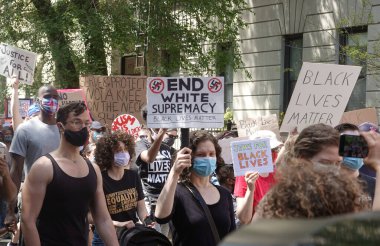 Harlem, New York, ABD. 07 Haziran 2020. Harlem Ailelerine Protesto Yürüyüşü Siyahi Yaşamlar Önemli Yürüyüşü Harlem 'de.